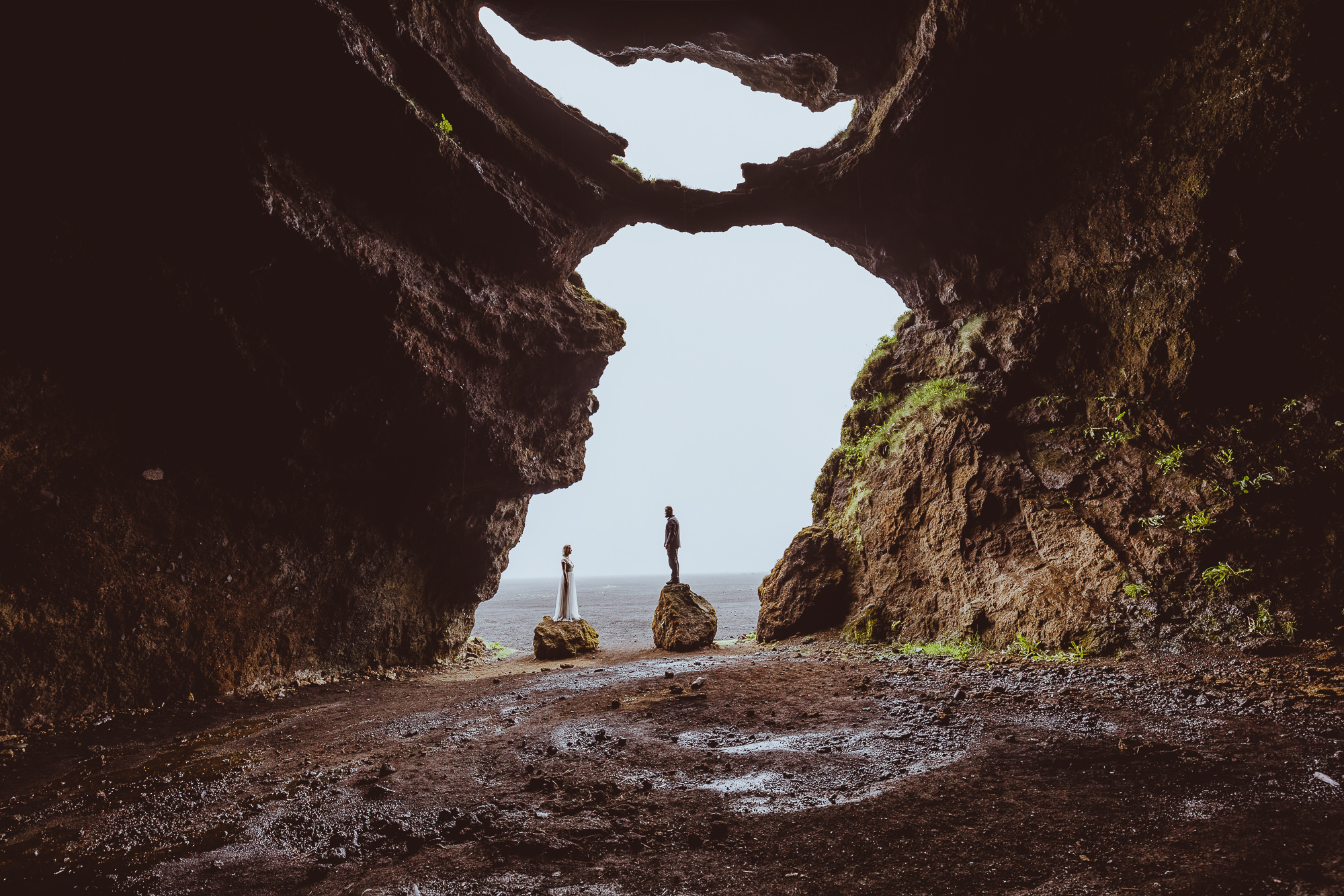 Weddinglocation photoshoot Hjörleifshöfdi Cave in Iceland